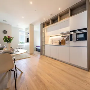 Cozy - Free Wifi And Parking Onsite Apartment Feltham